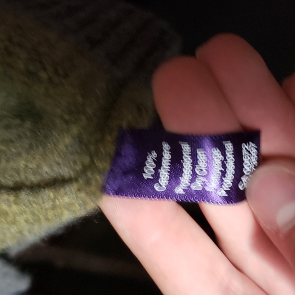 Harry Rosen Cashmere Crewneck. - Picture 3 of 6